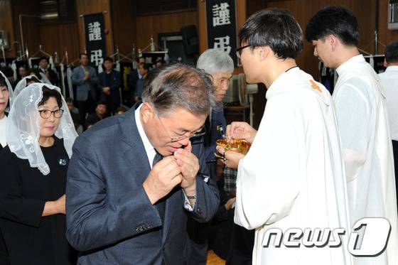 문재인 대통령 미사드리는 모습.jpg | 인스티즈