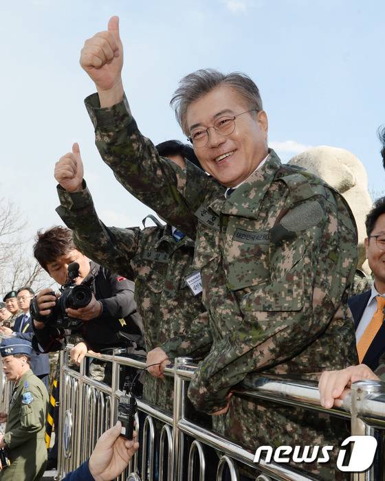 화력격멸훈련 참관하는 문재인 | 인스티즈