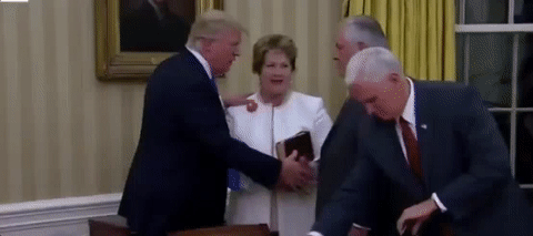 트럼프 역사상 가장 무난한 악수.gif | 인스티즈