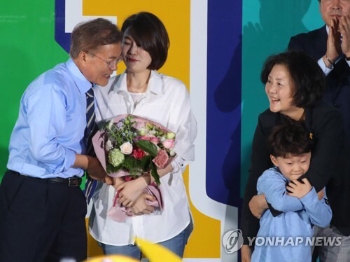 광화문 마지막 유세에서 딸 다혜씨에게 카네이션 받았던 문대통령 | 인스티즈