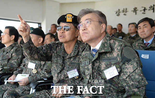 화력격멸훈련 참관하는 문재인 | 인스티즈