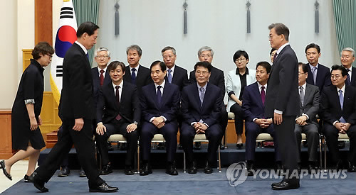 문재인 대통령 송영무 국방부 장관에게 임명장 수여.jpg | 인스티즈