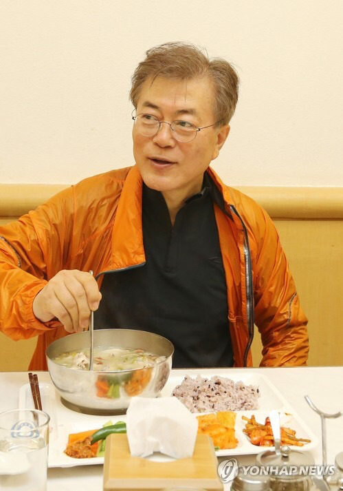 [문재인] 대통령 당선 후 첫 주말, 등산 후 기자들과 식사하는 문재인 대통령 | 인스티즈