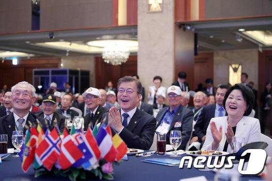 오늘자 6·25전쟁 67주년 참전유공자 위로연에 참석한 문재인 대통령 부부.jpg | 인스티즈