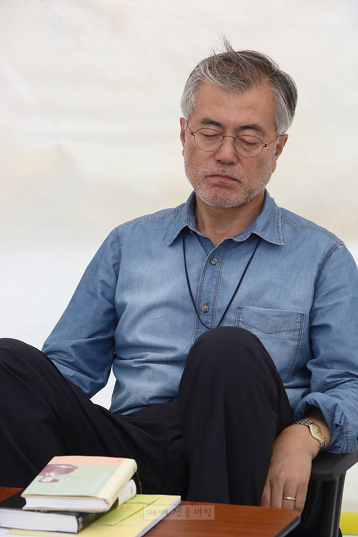 넥타이 매는걸 싫어한다는 문재인 | 인스티즈