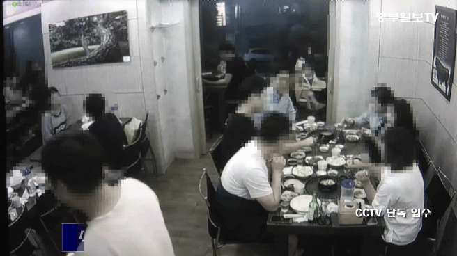 식당에 아기를 방치한 20대 부부.gif | 인스티즈