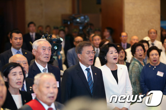 오늘자 6·25전쟁 67주년 참전유공자 위로연에 참석한 문재인 대통령 부부.jpg | 인스티즈