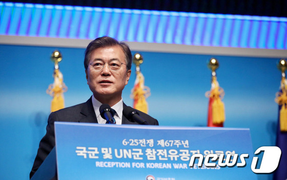 오늘자 6·25전쟁 67주년 참전유공자 위로연에 참석한 문재인 대통령 부부.jpg | 인스티즈