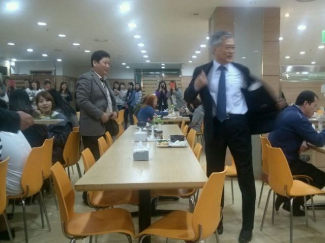 넥타이 매는걸 싫어한다는 문재인 | 인스티즈