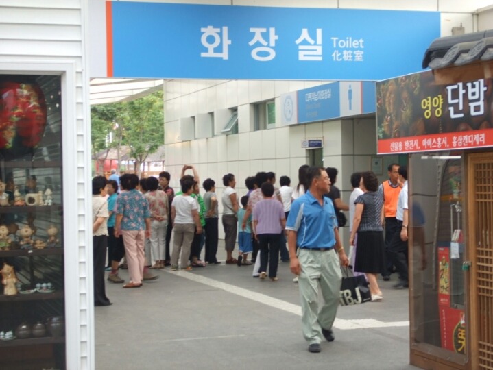 아무렇지 않게 고속도로 남자 화장실을 줄서서 들어가는 여성들.jpg | 인스티즈