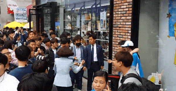 사진 찍다 성추행 당하는 유담.gif | 인스티즈