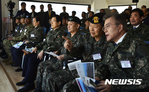 화력격멸훈련 참관하는 문재인 | 인스티즈