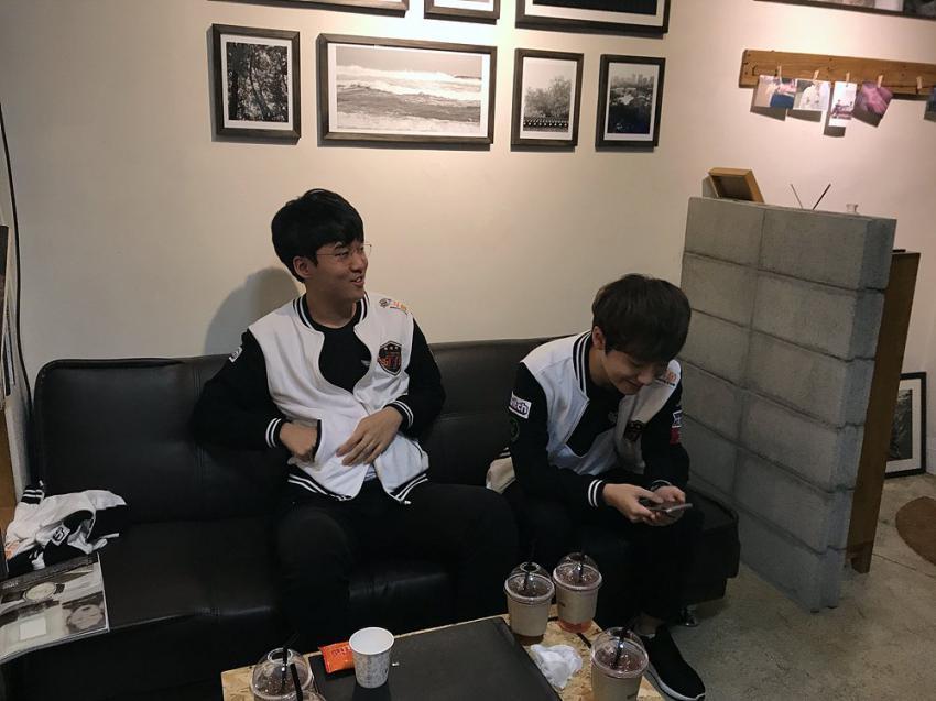 [LOL/소식] 어제 브라질에서 귀국한 SKT 팀의 현재 진행중인 롤챔스 썸머 프로필 촬영현장 사진 | 인스티즈