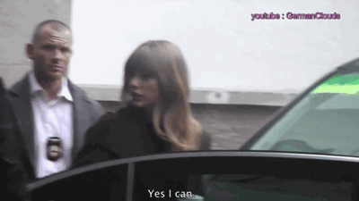 팬들을 막아서는 매니저에게 화내는 미국 女가수.gif | 인스티즈