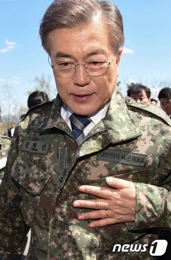 화력격멸훈련 참관하는 문재인 | 인스티즈