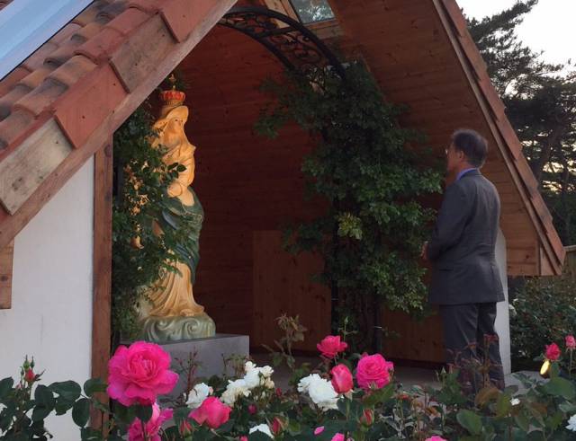 문재인 대통령 미사드리는 모습.jpg | 인스티즈