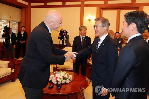 인판티노 피파 회장 접견한 문재인 대통령 .jpg | 인스티즈