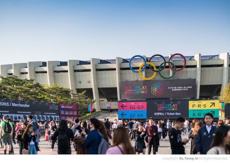 일반적인 콘서트가 아닌 다른 우주에 와 있는듯한 느낌을 주는 콘서트 | 인스티즈