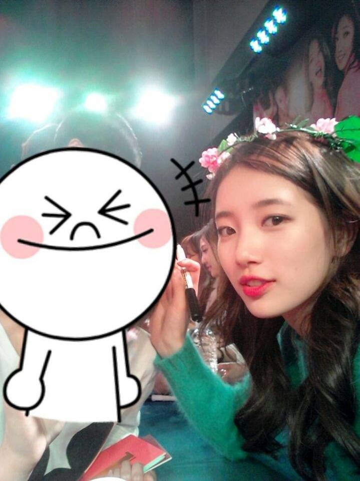 팬과 사진 찍어주는 수지 | 인스티즈