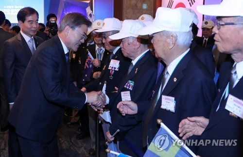 오늘자 6·25전쟁 67주년 참전유공자 위로연에 참석한 문재인 대통령 부부.jpg | 인스티즈