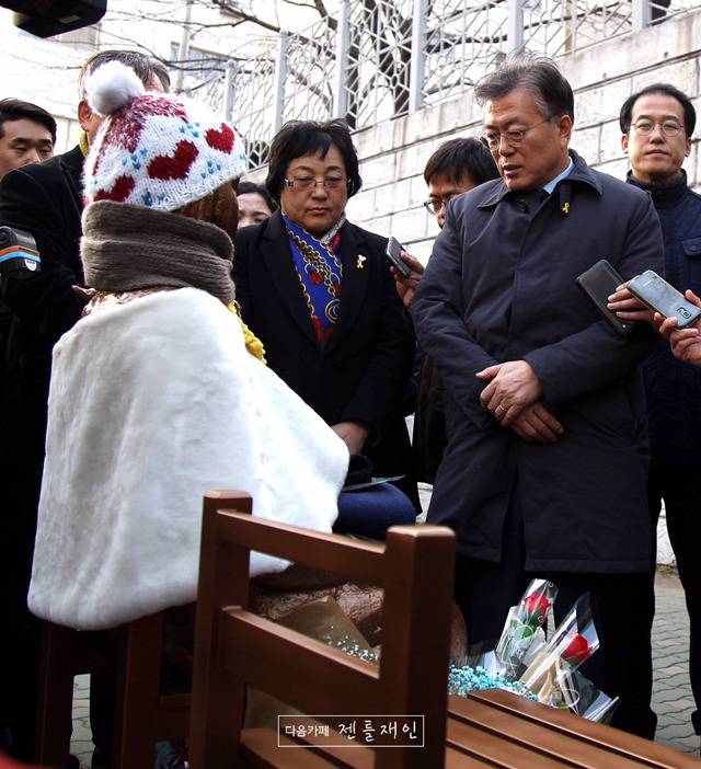 부산 소녀상을 찾은 문재인 대표님 2017.01.20 | 인스티즈