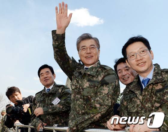 화력격멸훈련 참관하는 문재인 | 인스티즈