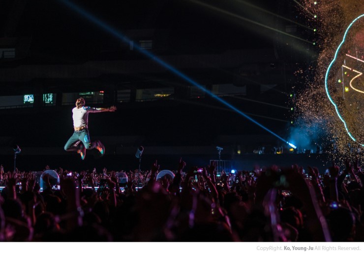 일반적인 콘서트가 아닌 다른 우주에 와 있는듯한 느낌을 주는 콘서트 | 인스티즈