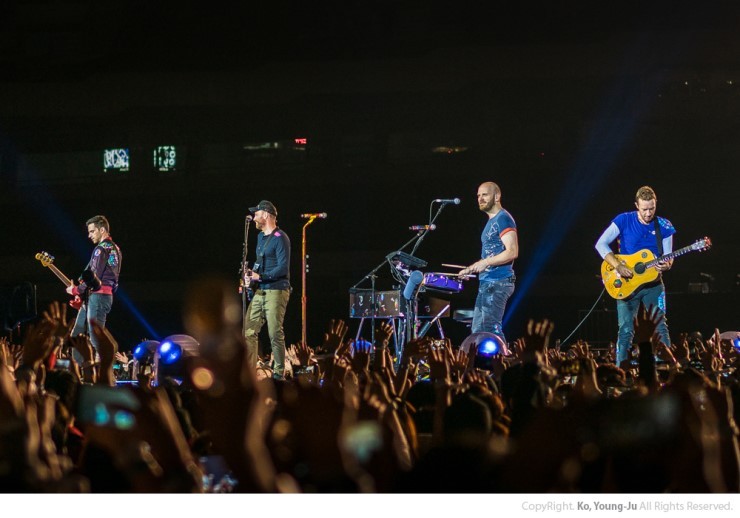 일반적인 콘서트가 아닌 다른 우주에 와 있는듯한 느낌을 주는 콘서트 | 인스티즈
