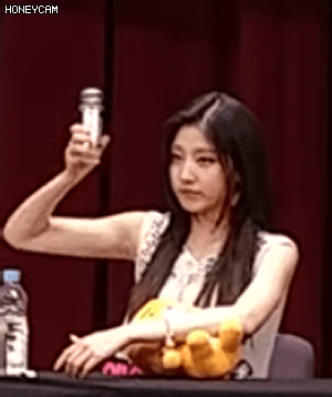 선물 받은 한뿌리 음료 먹은 러블리즈 막내의 반응.gif | 인스티즈