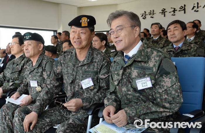 화력격멸훈련 참관하는 문재인 | 인스티즈