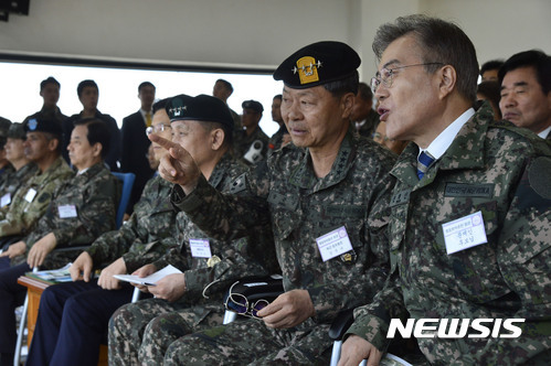 화력격멸훈련 참관하는 문재인 | 인스티즈