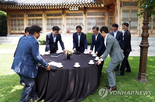 테이블 옮기는 문재인 대통령 | 인스티즈