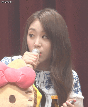 선물 받은 한뿌리 음료 먹은 러블리즈 막내의 반응.gif | 인스티즈