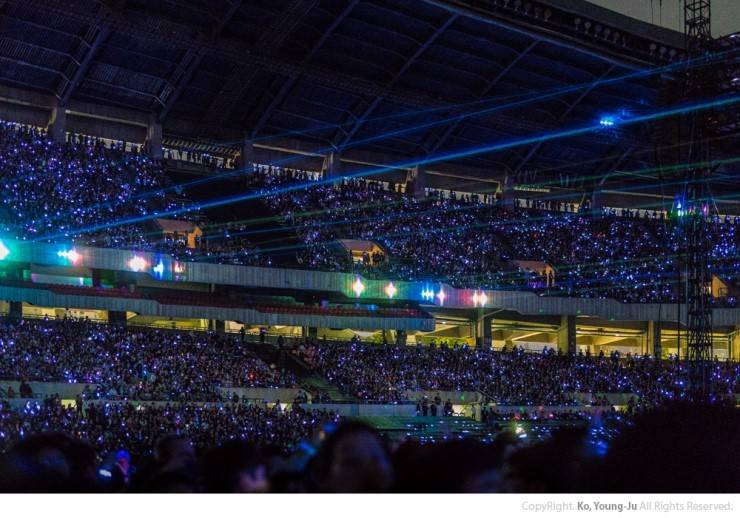 일반적인 콘서트가 아닌 다른 우주에 와 있는듯한 느낌을 주는 콘서트 | 인스티즈