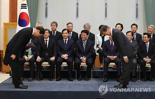 문재인 대통령 송영무 국방부 장관에게 임명장 수여.jpg | 인스티즈