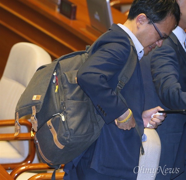 국회에서 자는 거지 국회의원.jpg | 인스티즈