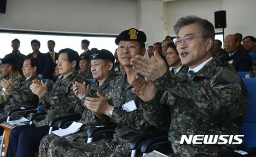 화력격멸훈련 참관하는 문재인 | 인스티즈