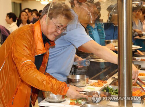 [문재인] 대통령 당선 후 첫 주말, 등산 후 기자들과 식사하는 문재인 대통령 | 인스티즈