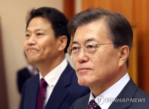 문재인 대통령 송영무 국방부 장관에게 임명장 수여.jpg | 인스티즈