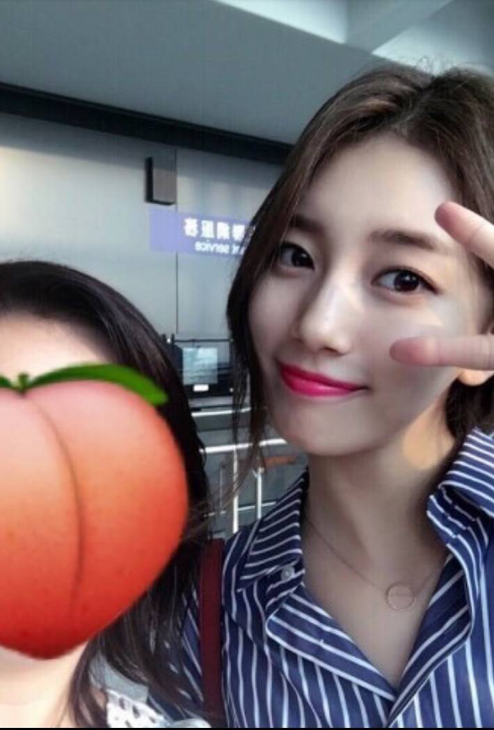 팬과 사진 찍어주는 수지 | 인스티즈