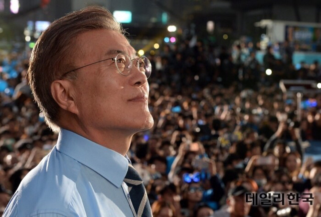 광화문 마지막 유세에서 딸 다혜씨에게 카네이션 받았던 문대통령 | 인스티즈