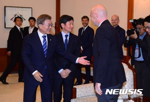 인판티노 피파 회장 접견한 문재인 대통령 .jpg | 인스티즈