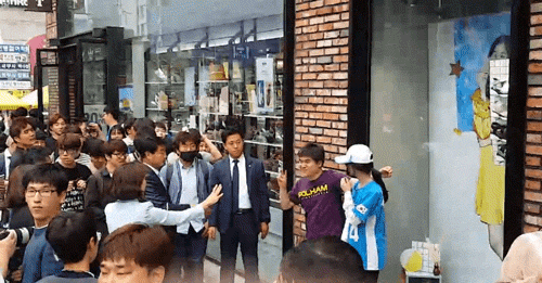 사진 찍다 성추행 당하는 유담.gif | 인스티즈