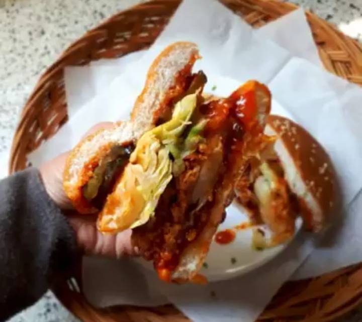 매운 거 잘 먹는 사람 취향저격한 맘스터치 신상 '불싸이버거' | 인스티즈