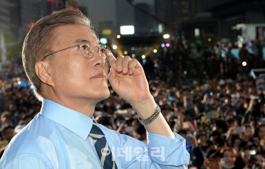 광화문 마지막 유세에서 딸 다혜씨에게 카네이션 받았던 문대통령 | 인스티즈