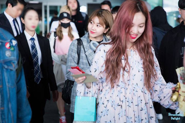 싱가폴 콘서트마치고 170430 입국한 트와이스 채영+미나 | 인스티즈