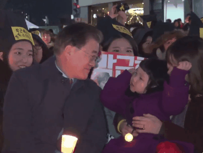 아기와 문재인.gif | 인스티즈