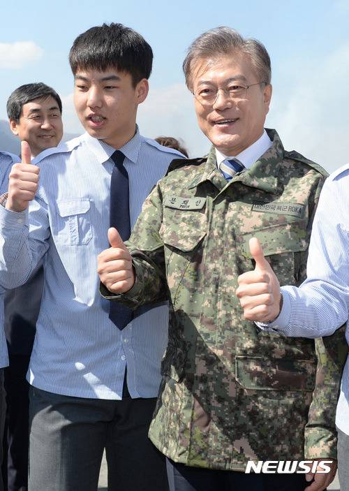 화력격멸훈련 참관하는 문재인 | 인스티즈