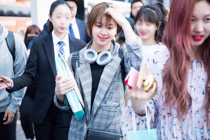 싱가폴 콘서트마치고 170430 입국한 트와이스 채영+미나 | 인스티즈