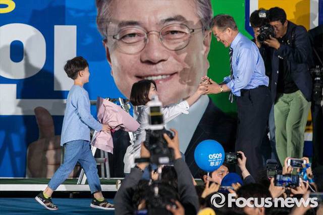 광화문 마지막 유세에서 딸 다혜씨에게 카네이션 받았던 문대통령 | 인스티즈